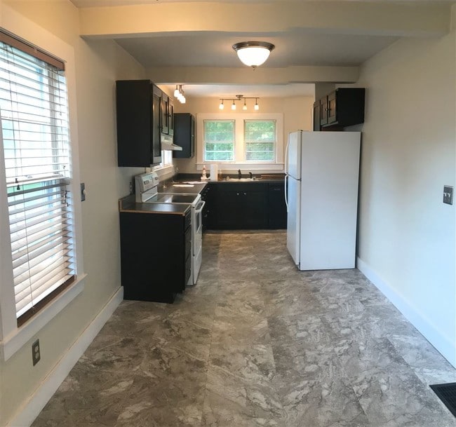 Building Photo - 6 Winsor Ave