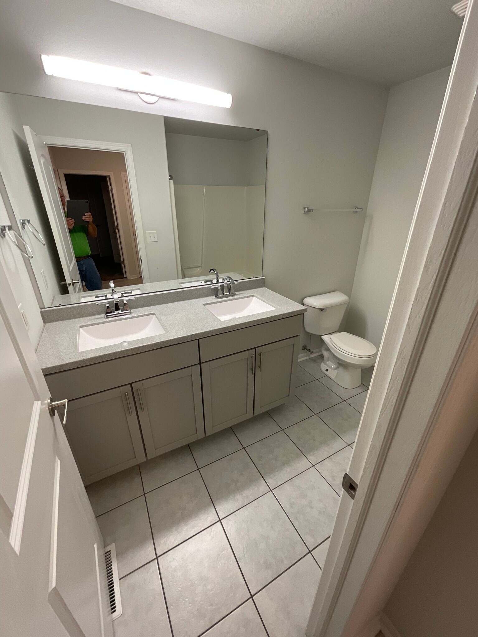 Main Bath - 1319 Lemna Ave