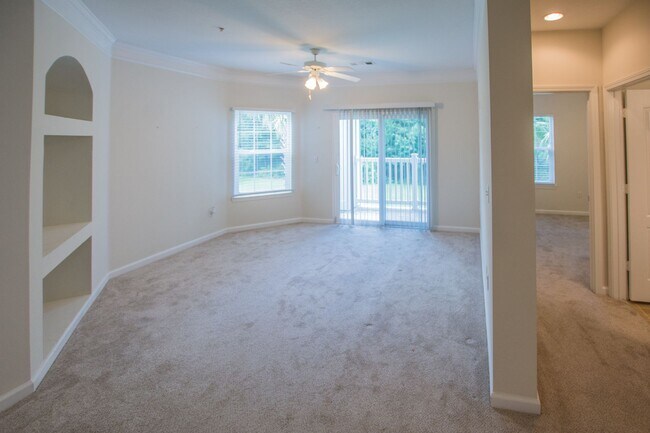 Building Photo - Lovely 2-bedroom, 2-bath condo available f...