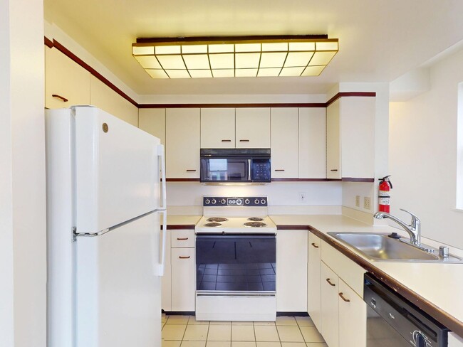 Building Photo - West End One Bedroom Apartment Available Now!