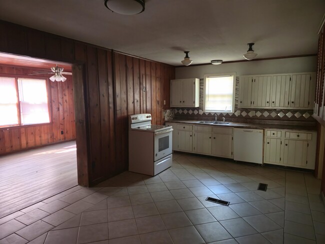 Building Photo - 779 Indian Dr