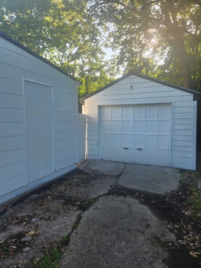 Building Photo - Beautiful remodeled 3BR, 1.5 Bth with garage and fenced backyard with newer stainless appliances