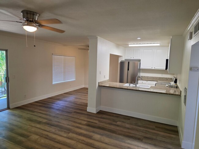 Building Photo - Special!! Newly renovated with new applian...