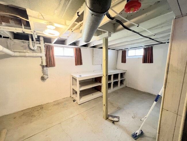 Building Photo - 2 bedroom home with two car garage