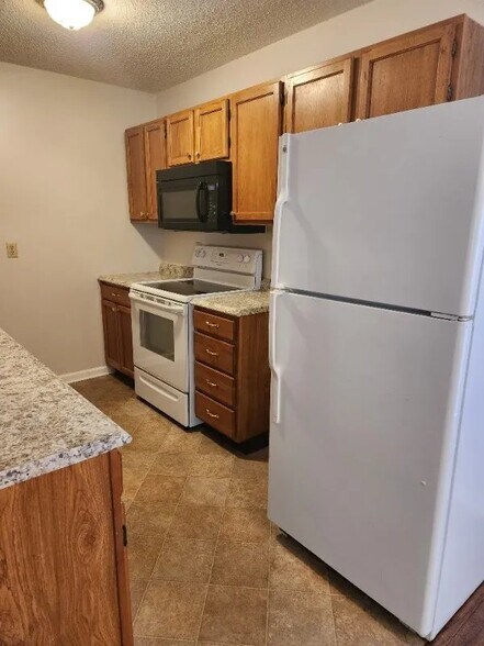 Building Photo - 2503 E Lakeview Dr