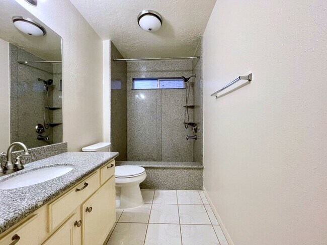 Building Photo - 15514 Heritage Country Ct