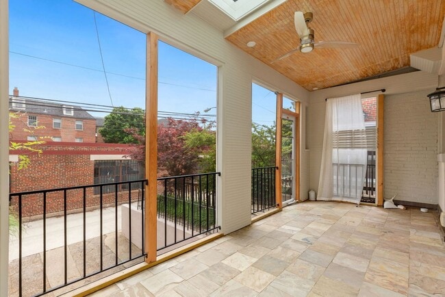 Building Photo - Available Now! 4 Bedroom  3.5  Bathroom Townhouse //Woodley Park// Garage, Driveway & 3 Levels of...