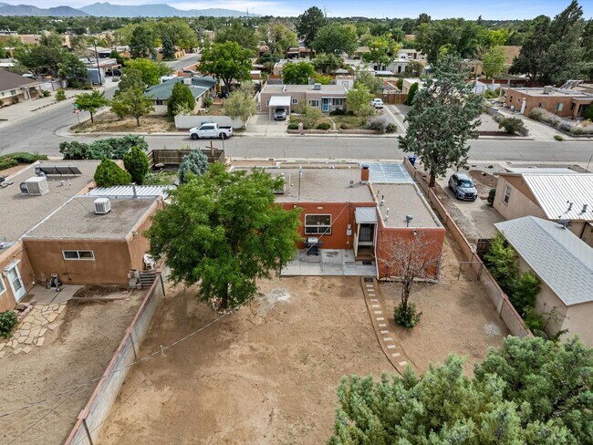 Building Photo - Unfurnished | 2 Bed / 1 Bath | NE Albuquer...