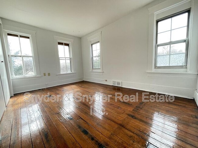 Building Photo - 386.5 Silver St