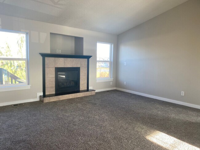 Building Photo - Beautiful 4-bedroom 2.5 bath home located ...