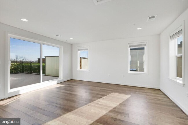 Building Photo - 16560 Crabbs Branch Way