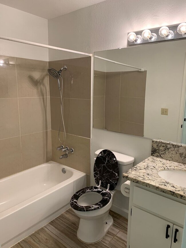 Building Photo - Darling condo in a great community with amenities
