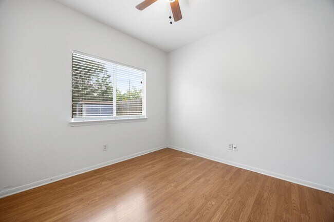 Building Photo - 10215 Hedge Way Dr