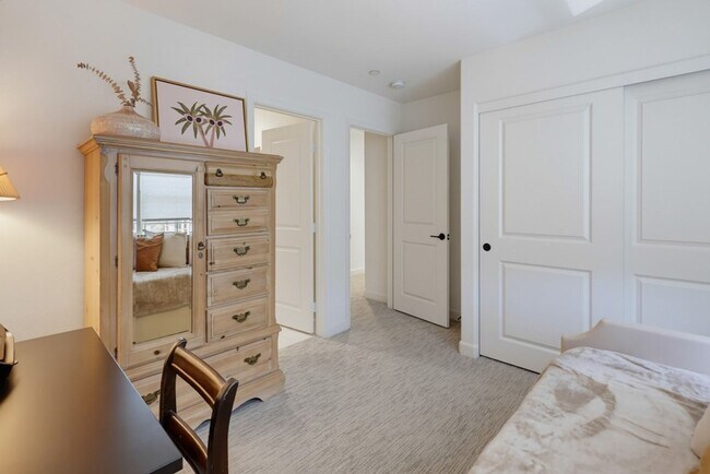 Building Photo - 956 Blackstone Dr