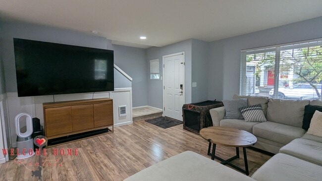 Building Photo - Flowing floorplan, minutes from I-5!!!