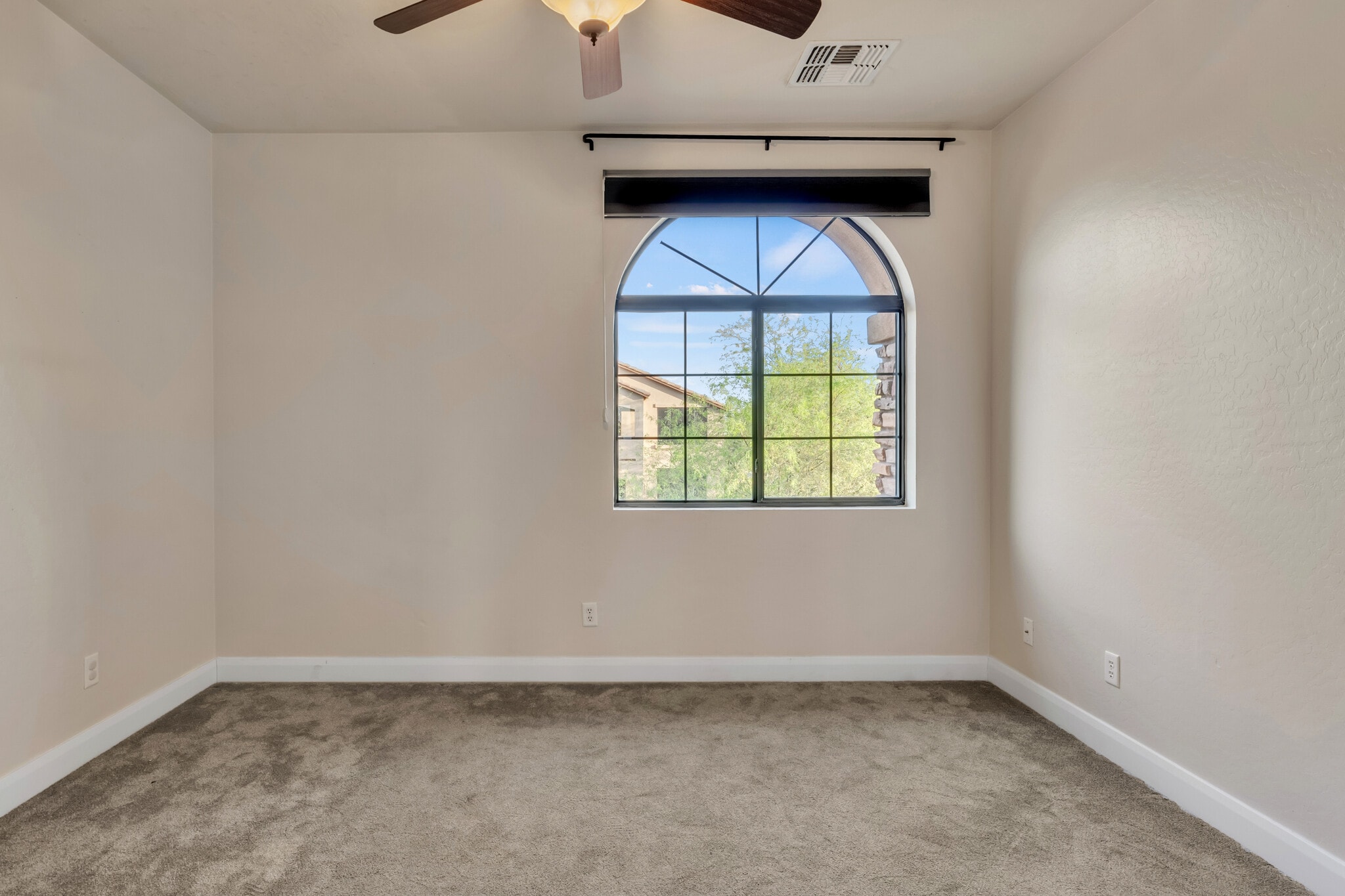 Building Photo - 6822 E Portia St