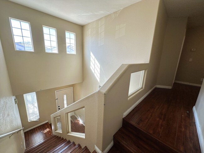 Building Photo - BEAUTIFUL 2 STORY HOME WITH HARDWOOD FLOORING! 3 BED 2 BATH, MASTER BEDROOM HAS ITS OWN PRIVATE B...