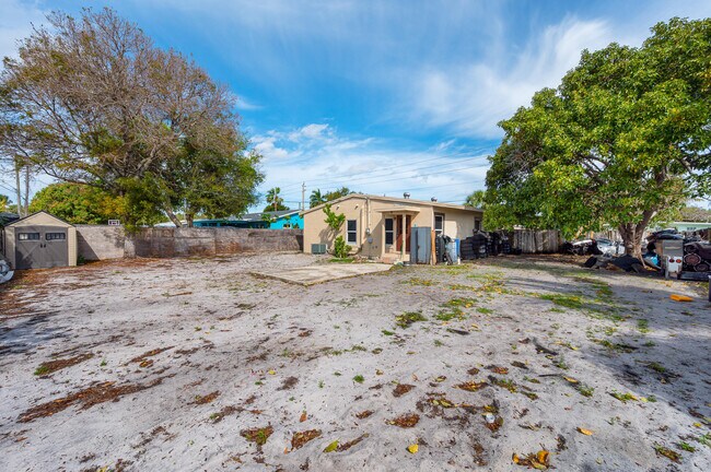 Building Photo - 124 SW 10th Ave