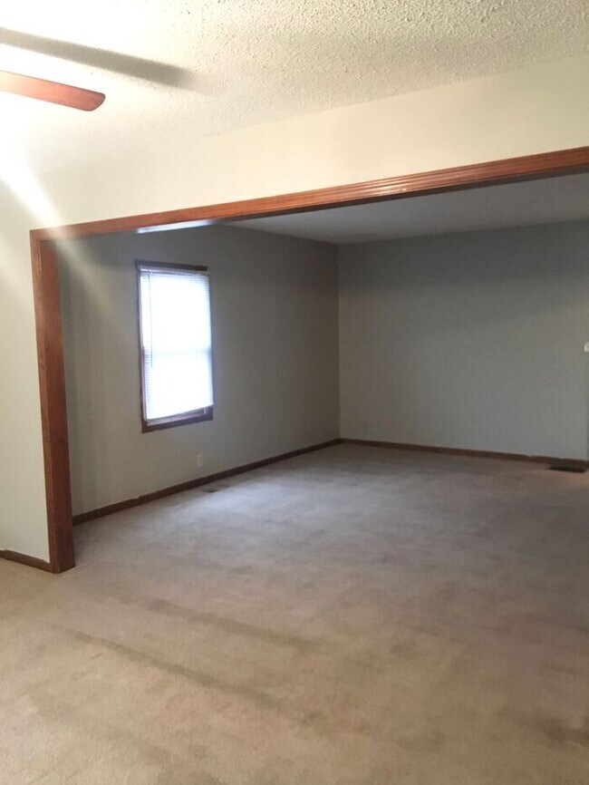Building Photo - 3 bedroom / 1 bath house for rent - $1100-...