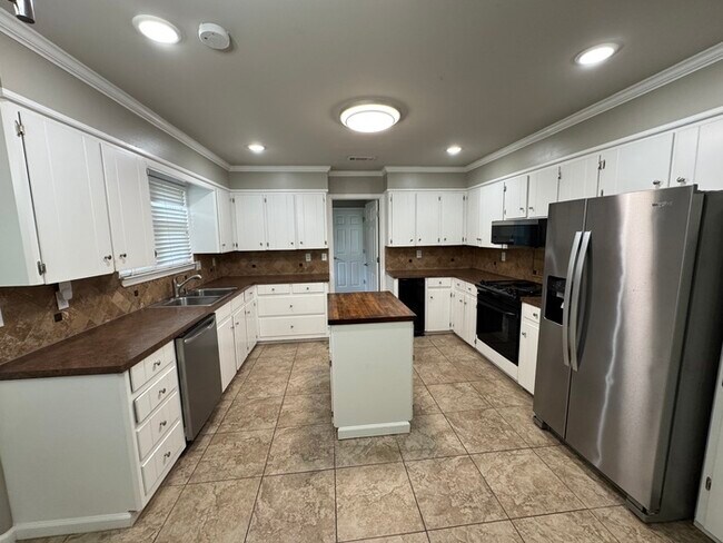 Building Photo - Nice 3 Bedroom 2.5 Bathroom Home on Large Lot in Sherwood