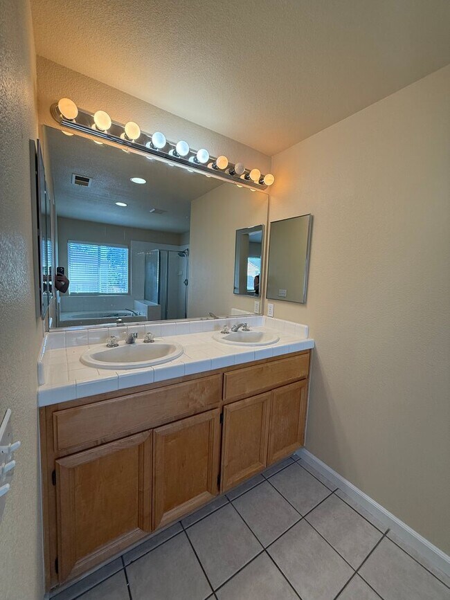 Building Photo - Come Check out this Lovely 4 Bedroom 2.5 B...