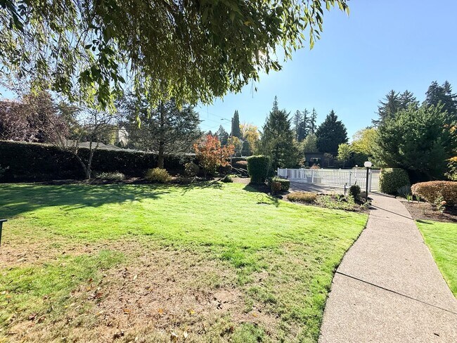 Building Photo - Charming 2 Bedroom Condo in SW Portland!