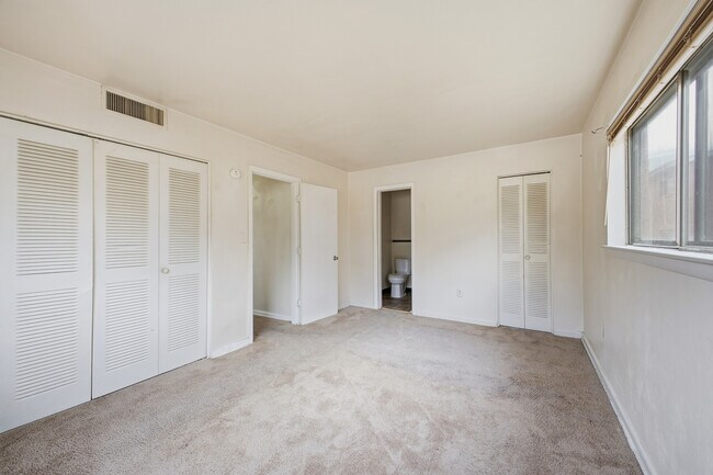 Building Photo - The Greenbrier Apartments