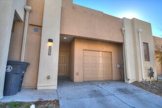 Building Photo - North Valley Town Home READY NOW!