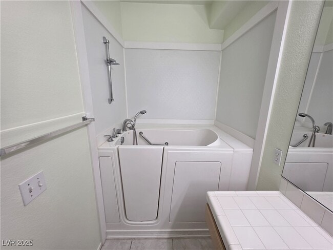 Building Photo - 2110 Los Feliz St