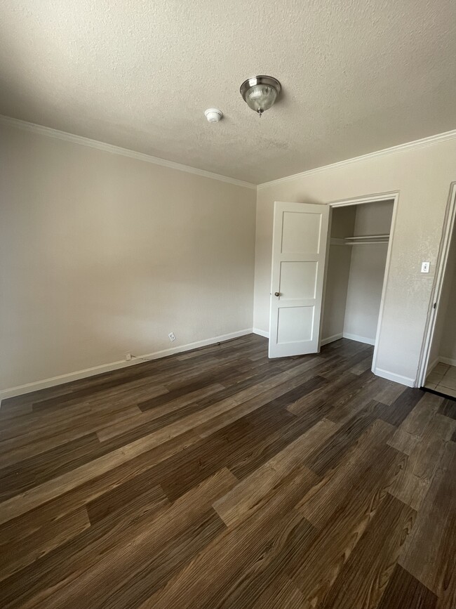 Building Photo - 1402 St Johns Dr