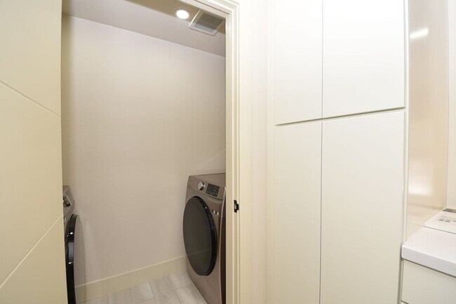 Building Photo - 8000 W Badura Ave