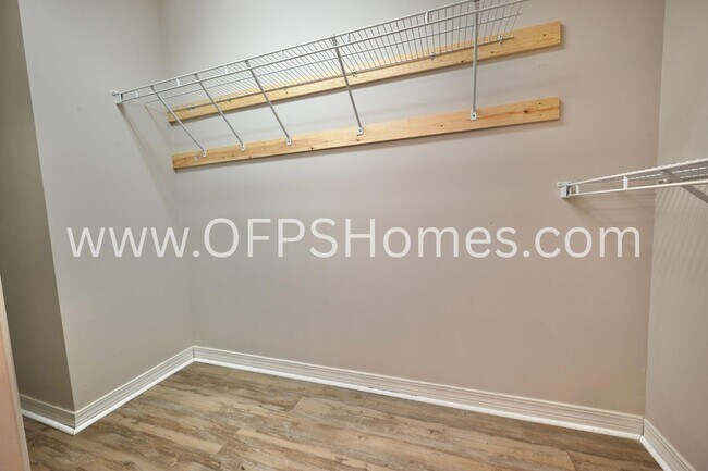 Building Photo - 933 Scenic Oak Ln