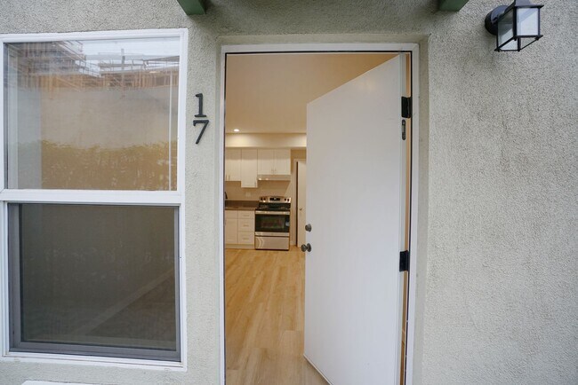 Building Photo - Mid City/Koreatown Recently Renovated Studio Available Now! Hurry Won't Last