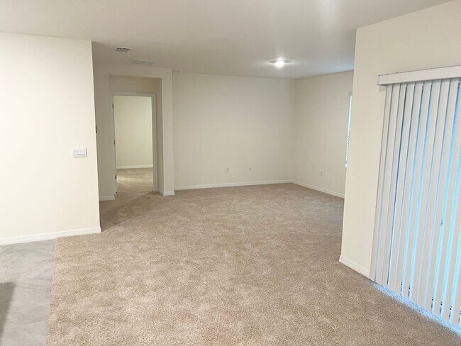 Building Photo - 4 BEDROOM 2 BATHROOM HOUSE FOR RENT