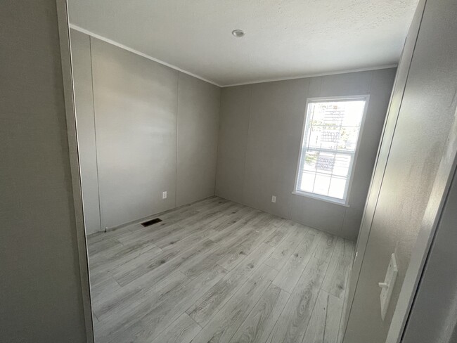 Building Photo - 17 Meadowlark Ln