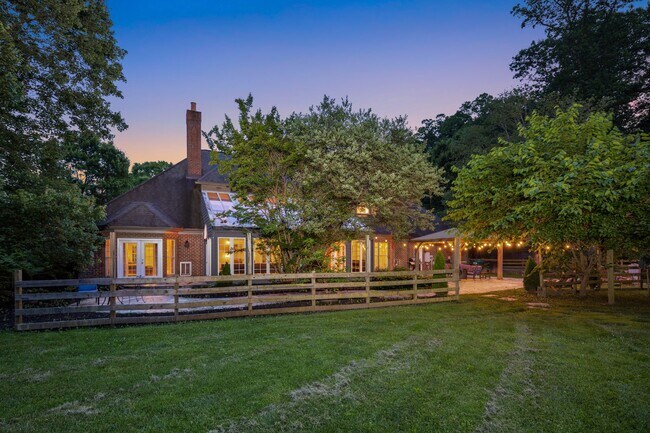 Building Photo - Spacious 6-Bedroom Furnished Home Near Asheville – Privacy, Comfort & Convenience!