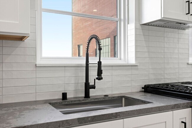 Building Photo - 693 Sutter St