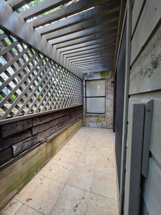 Building Photo - Hidden Creek Townhouse