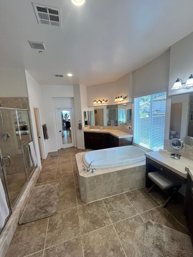 Building Photo - Fully?Furnished 4?Bed?|?3?Bath Pool Home i...