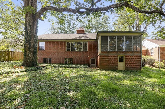 Building Photo - One Level Living -- 5bed / 3bath - Chevy Chase