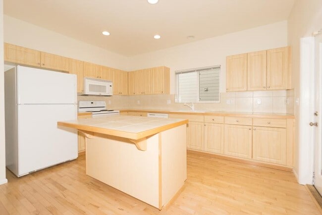 Building Photo - 3 bedroom in Renton WA 98058
