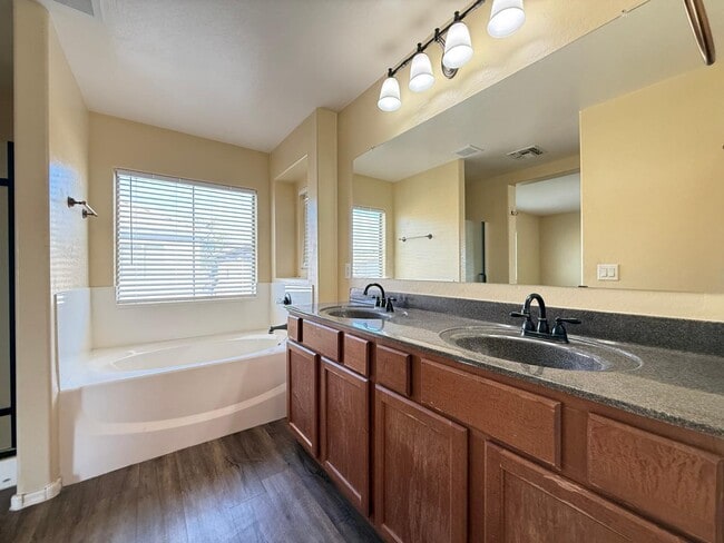 Building Photo - 1727 E Joseph Way