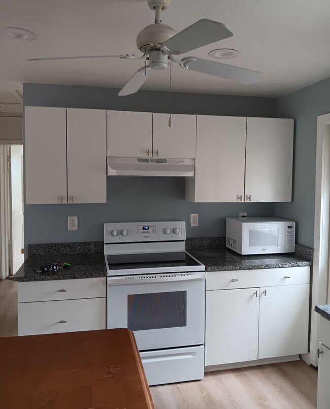 Building Photo - Annual 2 Bedroom + Den / 2 Bath Home – Sar...