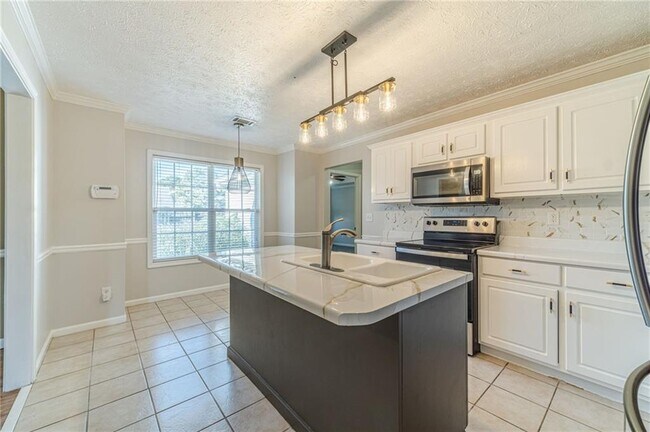 Building Photo - 231 Windermere Dr