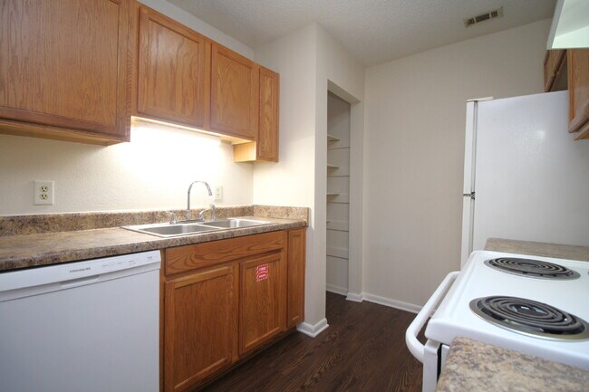 Building Photo - 2BR/1BA Apartment with Wood-Look Flooring,...