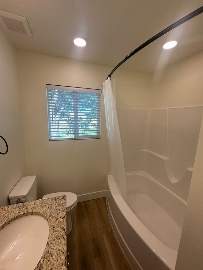 Building Photo - Style and Class....2 Bedroom, 1 bath , 1 C...