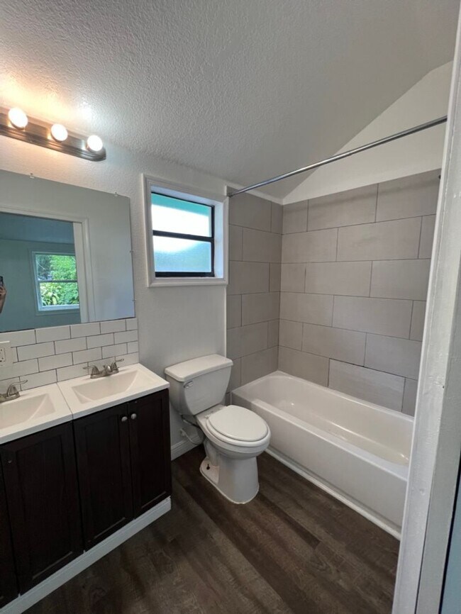 Building Photo - SRATm Triplex 1009 &amp; 1011 26th Ave W B...