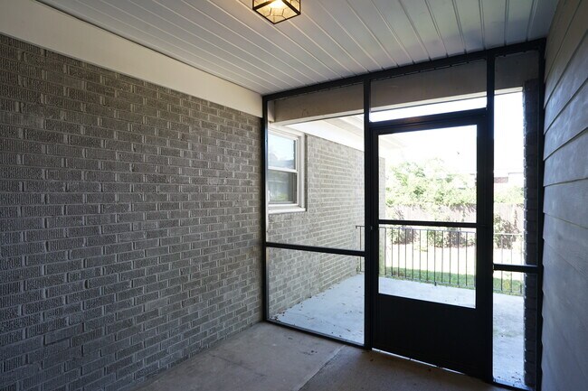 Building Photo - 714 Arlington Ave