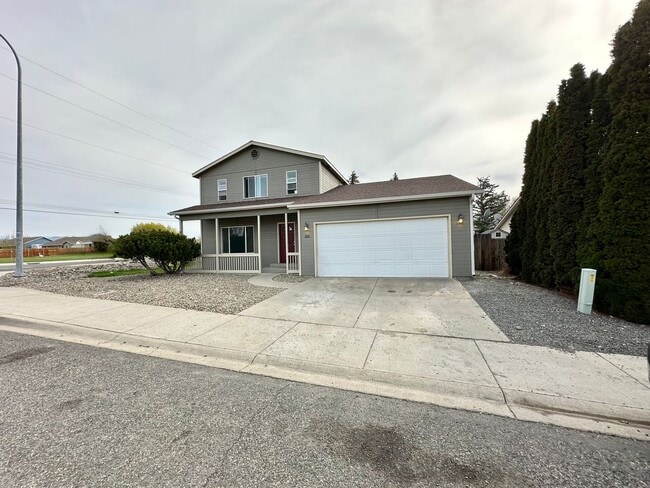 Building Photo - 4 Bedroom 3 Bathroom Home with Attached Garage, AC, and 2 Separate Living Areas!