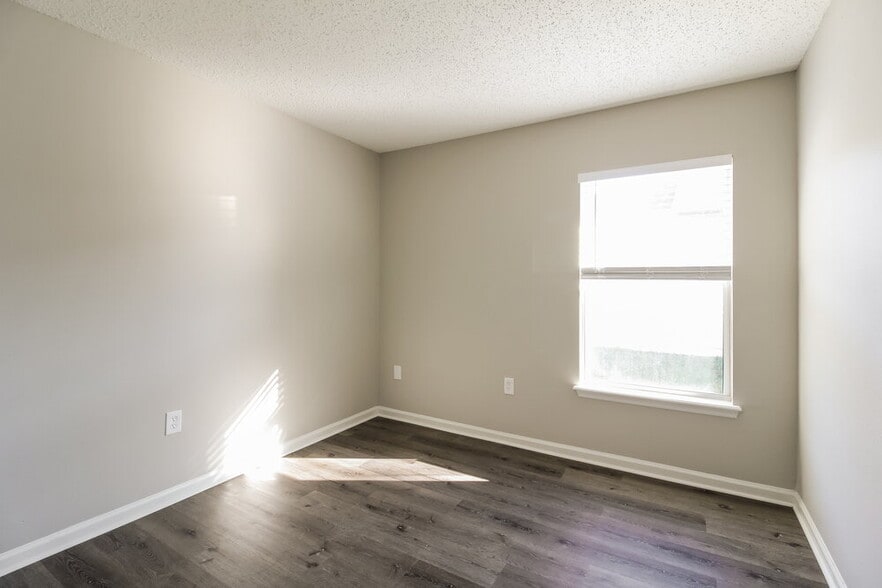 Building Photo - 76205 Deerwood Dr